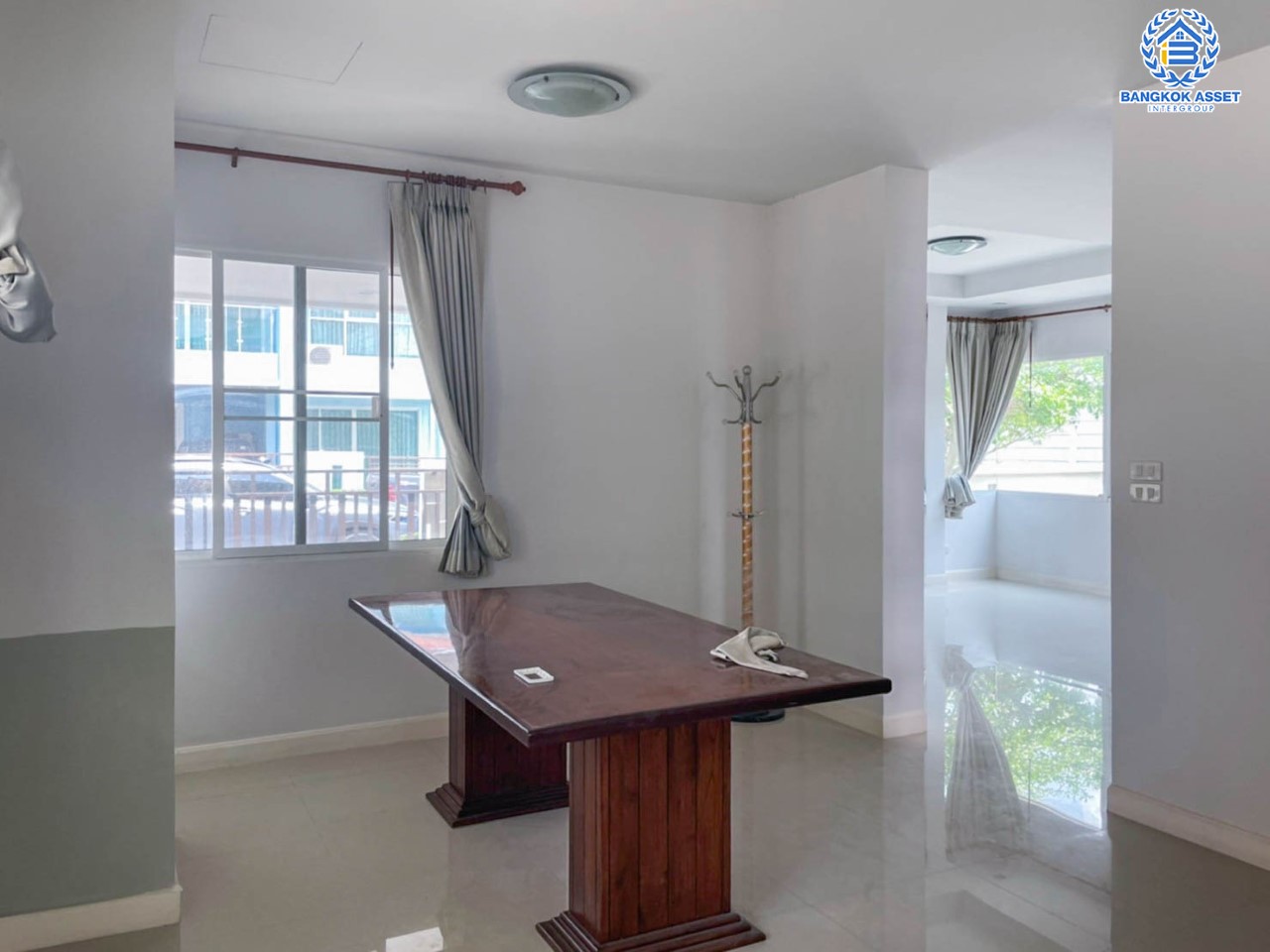 บ้านเดี่ยวมือสองย่านนนทบุรี ม.ชวนชมพาร์ค2 บางกรวย-ไทรน้อย หลังมุม เนื้อที่มากถึง 79.3 ตร.ว. ฟังก์ชัน 4 ห้องนอน 3 ห้องน้ำ 2 ที่จอดรถ บนทำเลเยี่ยม ใกล้เซ็นทรัลเวสต์เกต และรถไฟฟ้าสายสีม่วง "สถานีคลองบางไผ่"